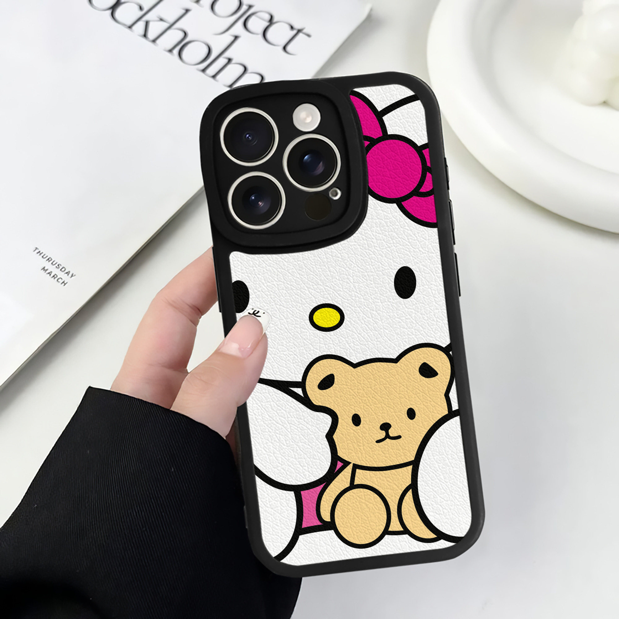 （画像用） Hello Kitty ハローキティ 【iPhone 16シリーズ対応】シリコンスマホケース（レザー調） 材質：シリコン